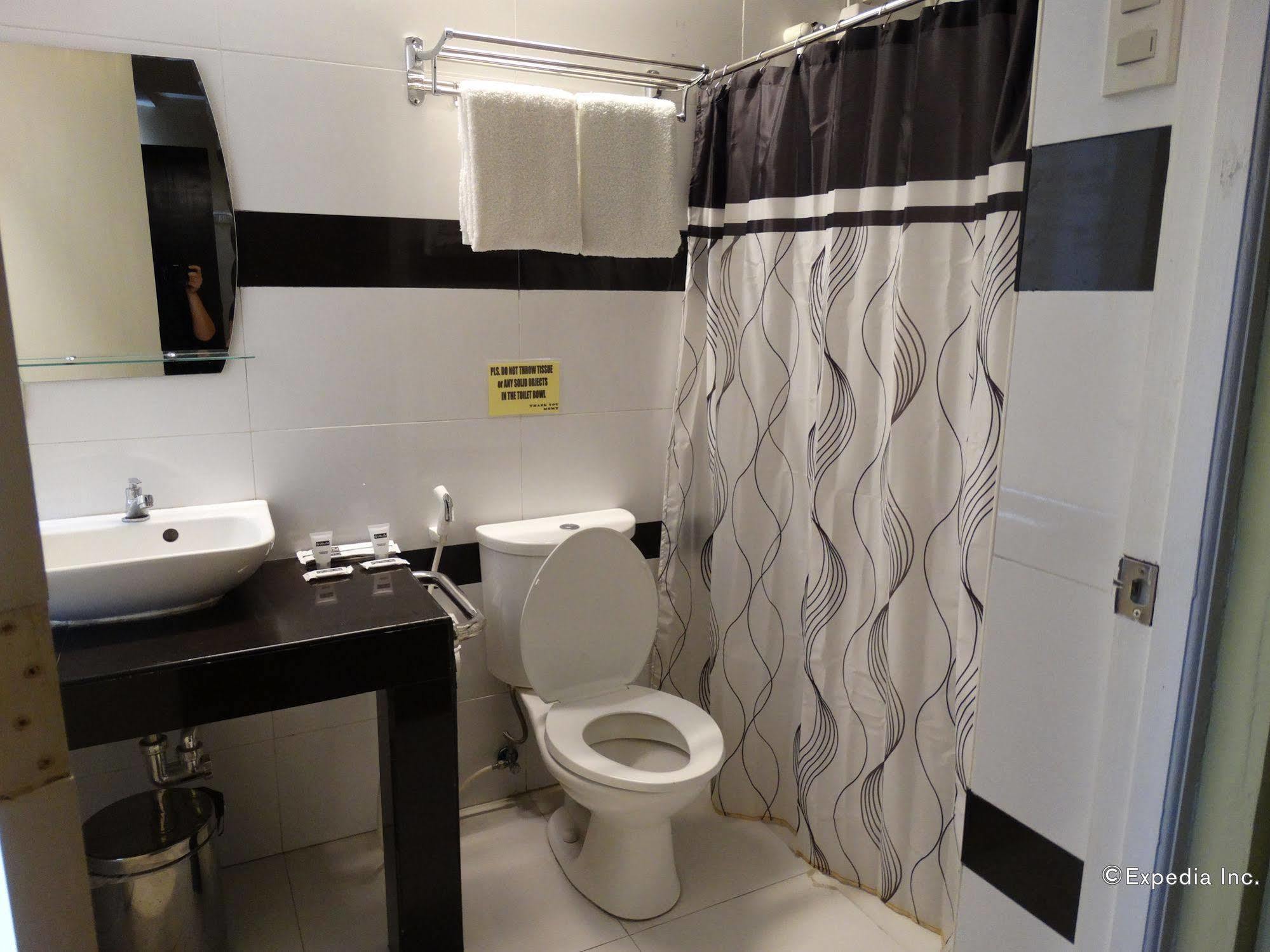 Silver Oaks Suites & Hotel Manille Extérieur photo