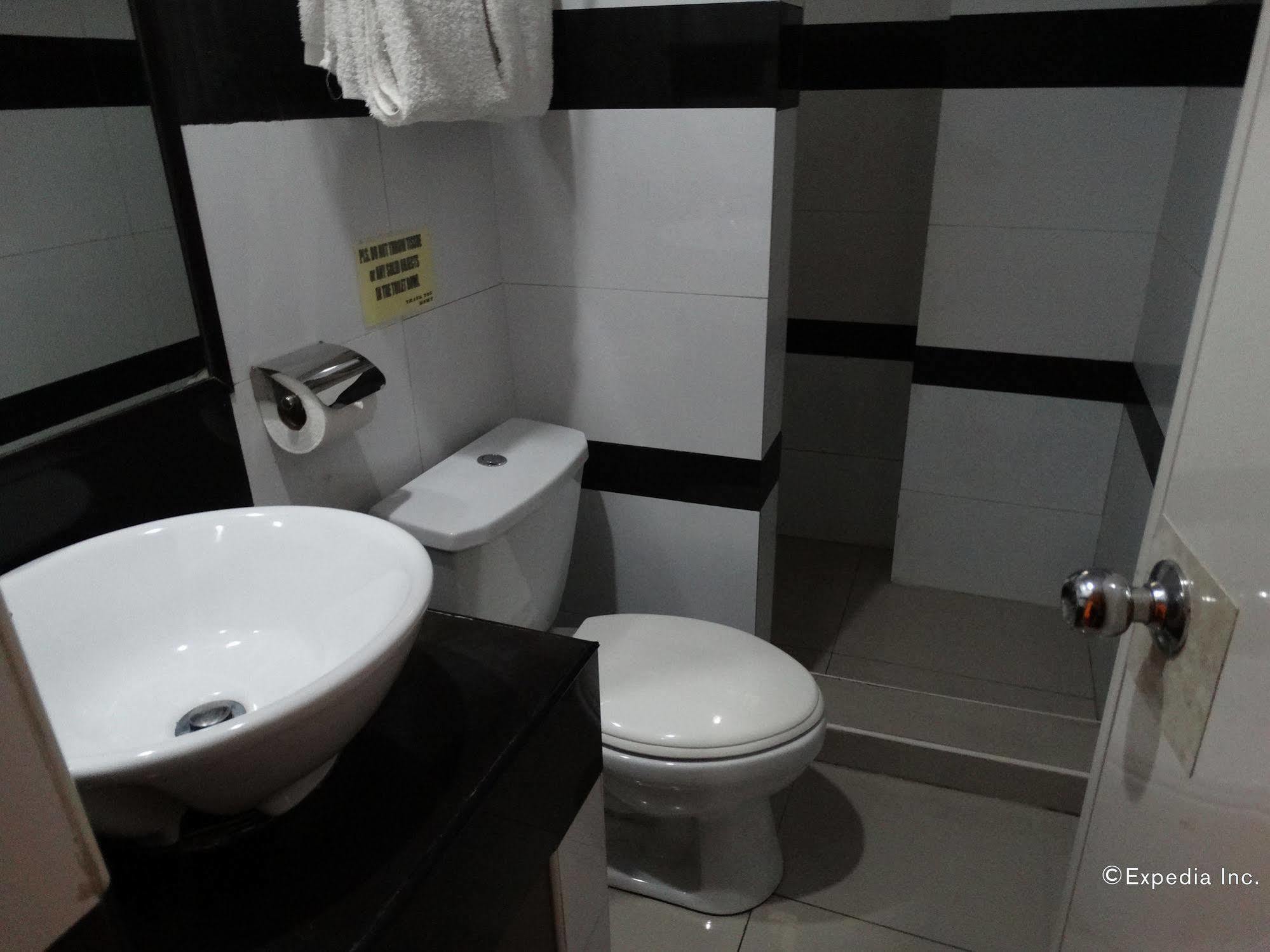 Silver Oaks Suites & Hotel Manille Extérieur photo