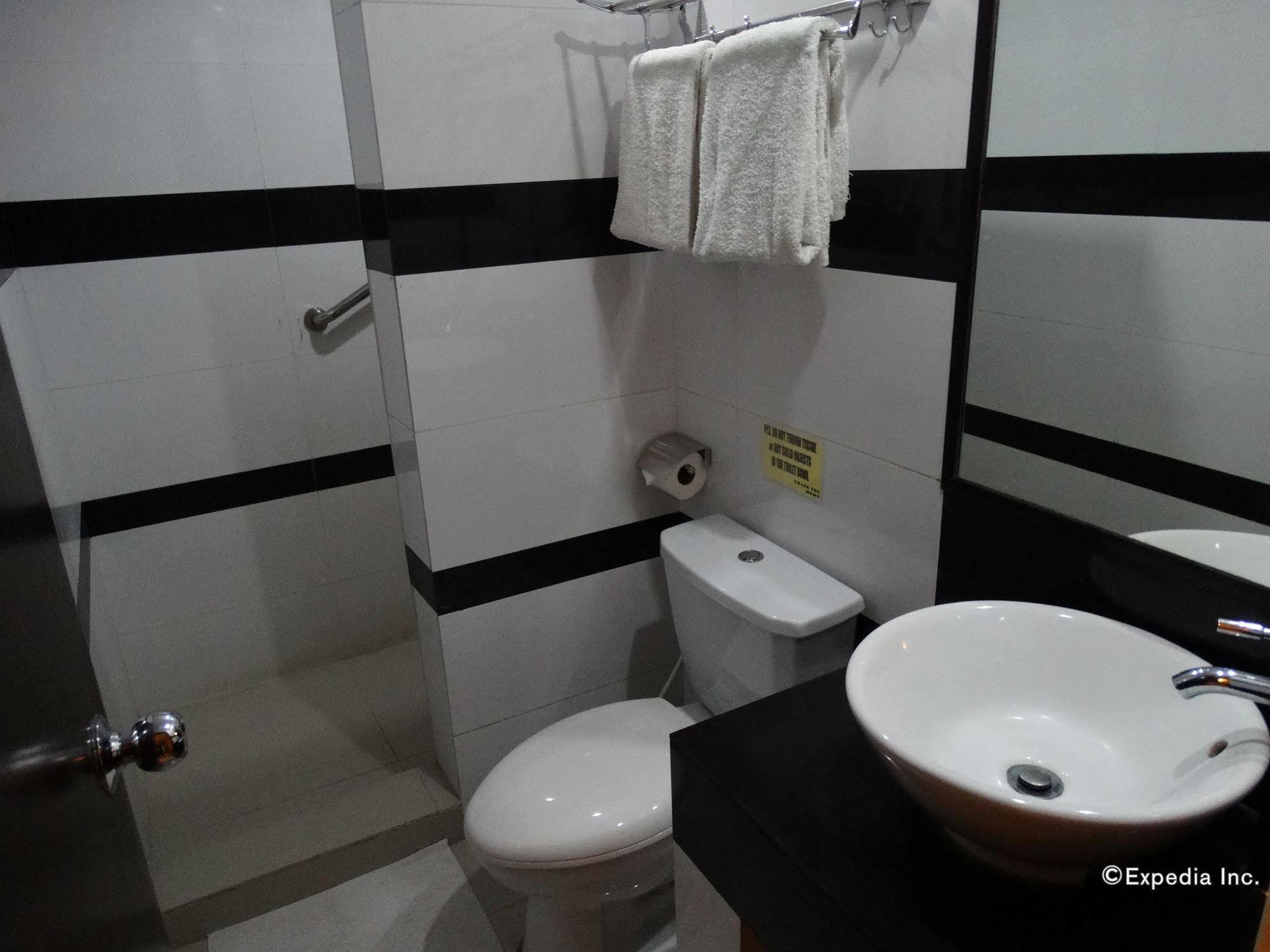 Silver Oaks Suites & Hotel Manille Extérieur photo