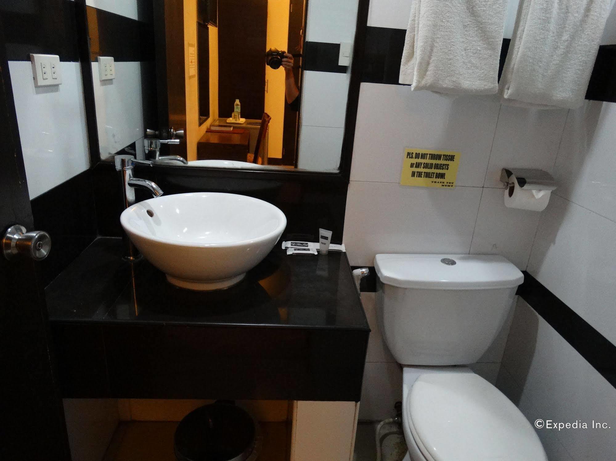 Silver Oaks Suites & Hotel Manille Extérieur photo