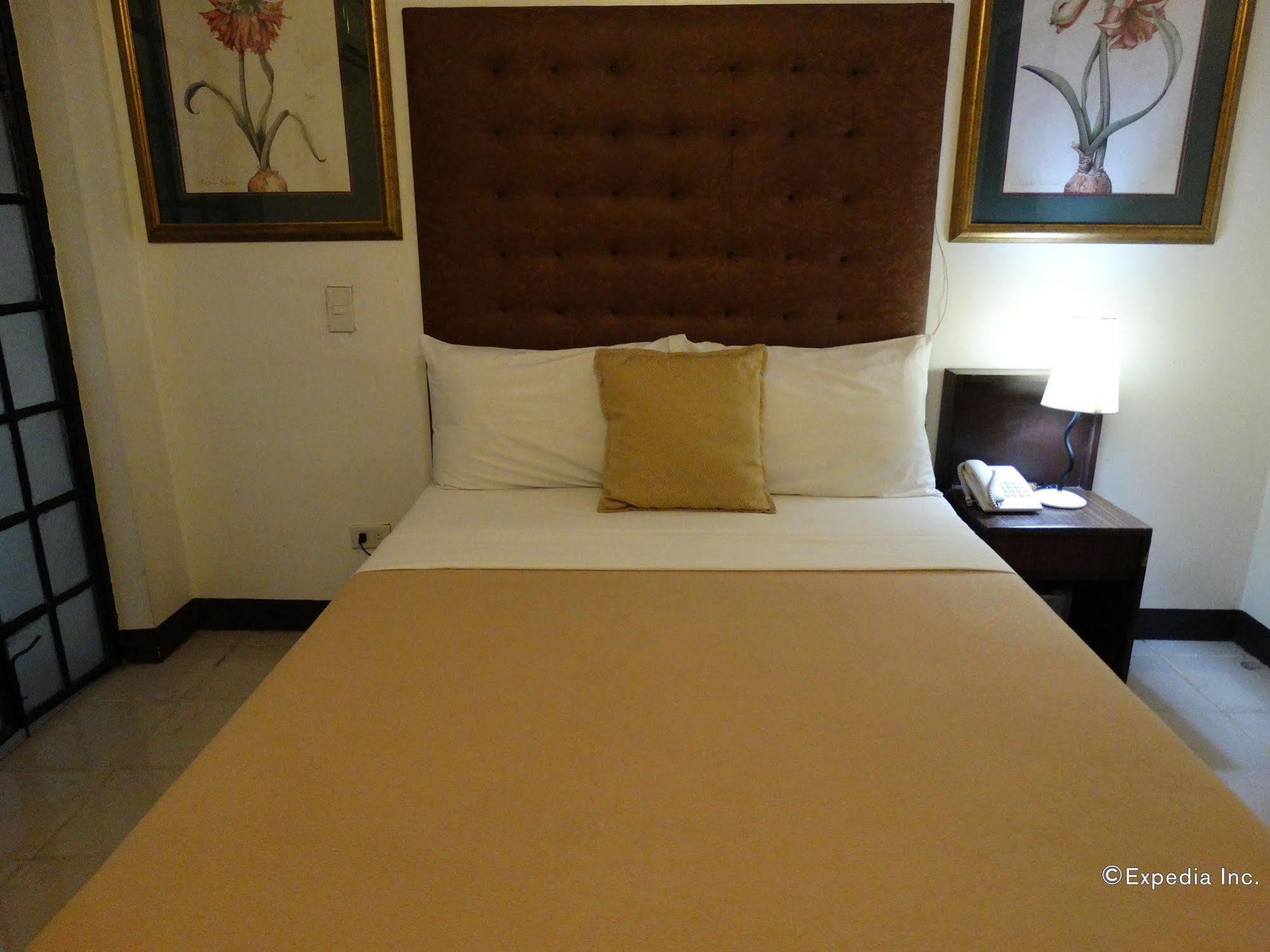Silver Oaks Suites & Hotel Manille Extérieur photo