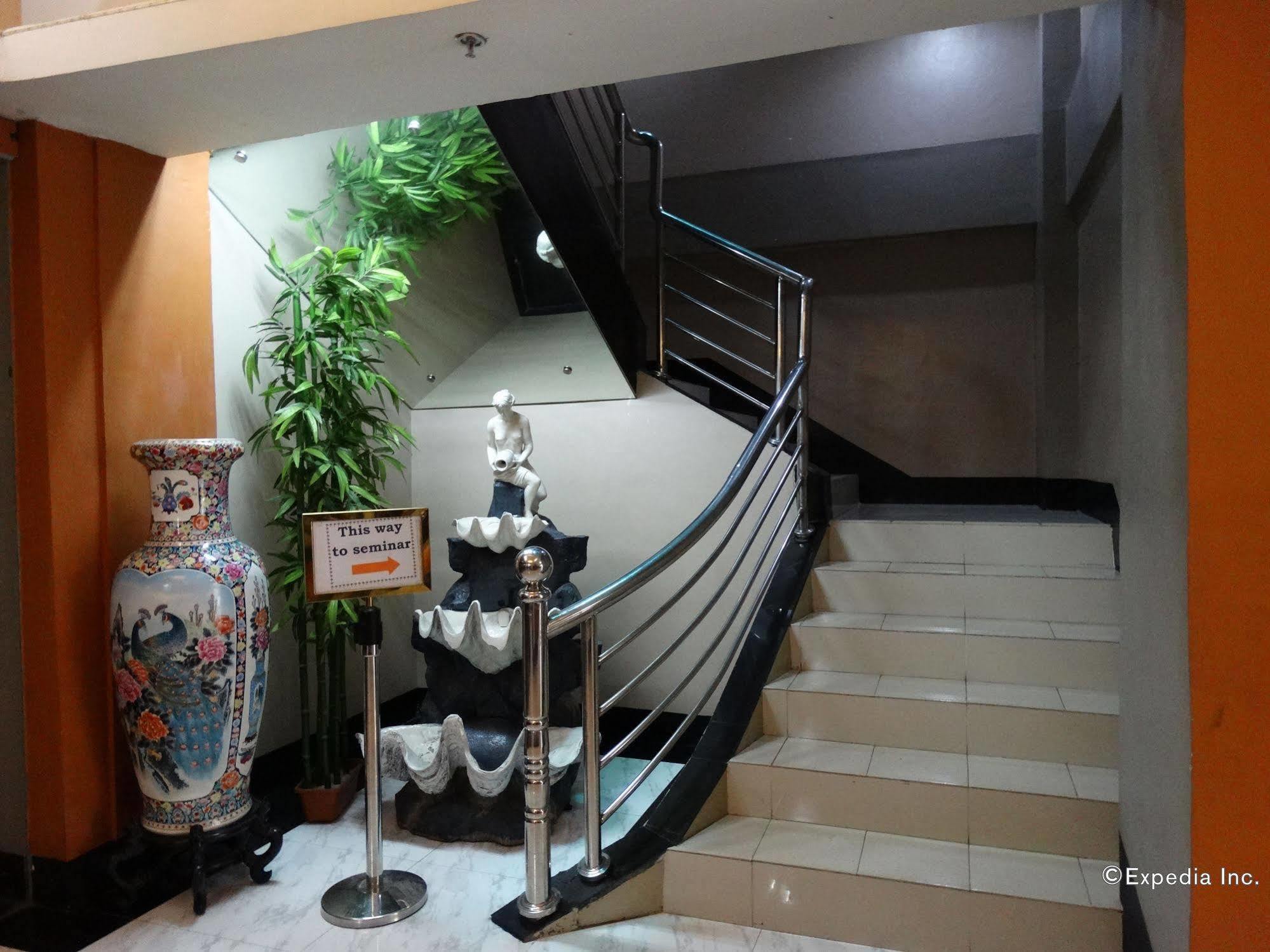 Silver Oaks Suites & Hotel Manille Extérieur photo
