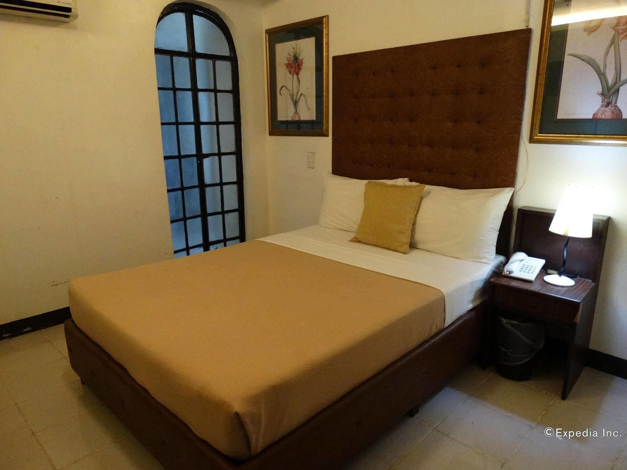 Silver Oaks Suites & Hotel Manille Extérieur photo